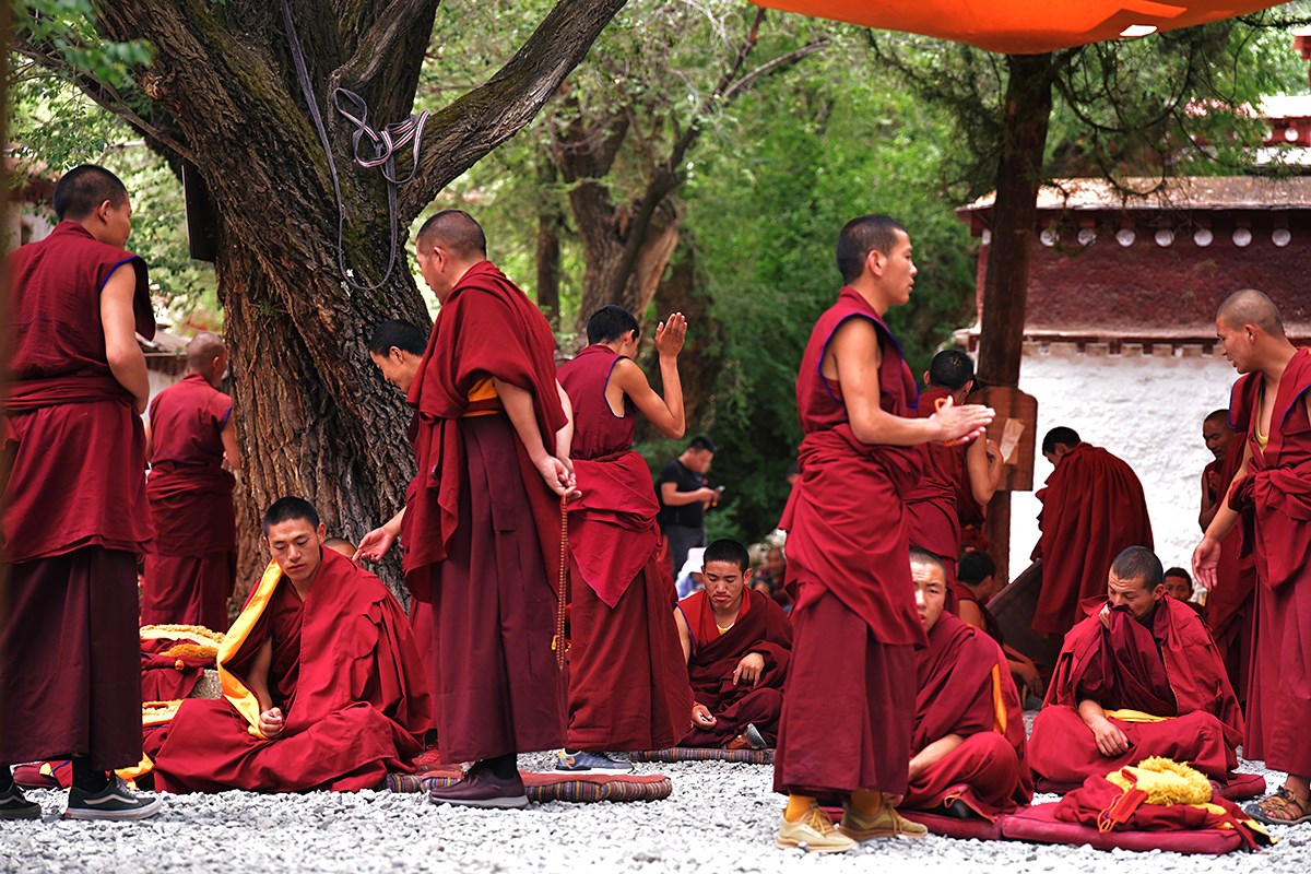 Debate in Sera | Photo by Liu Bin